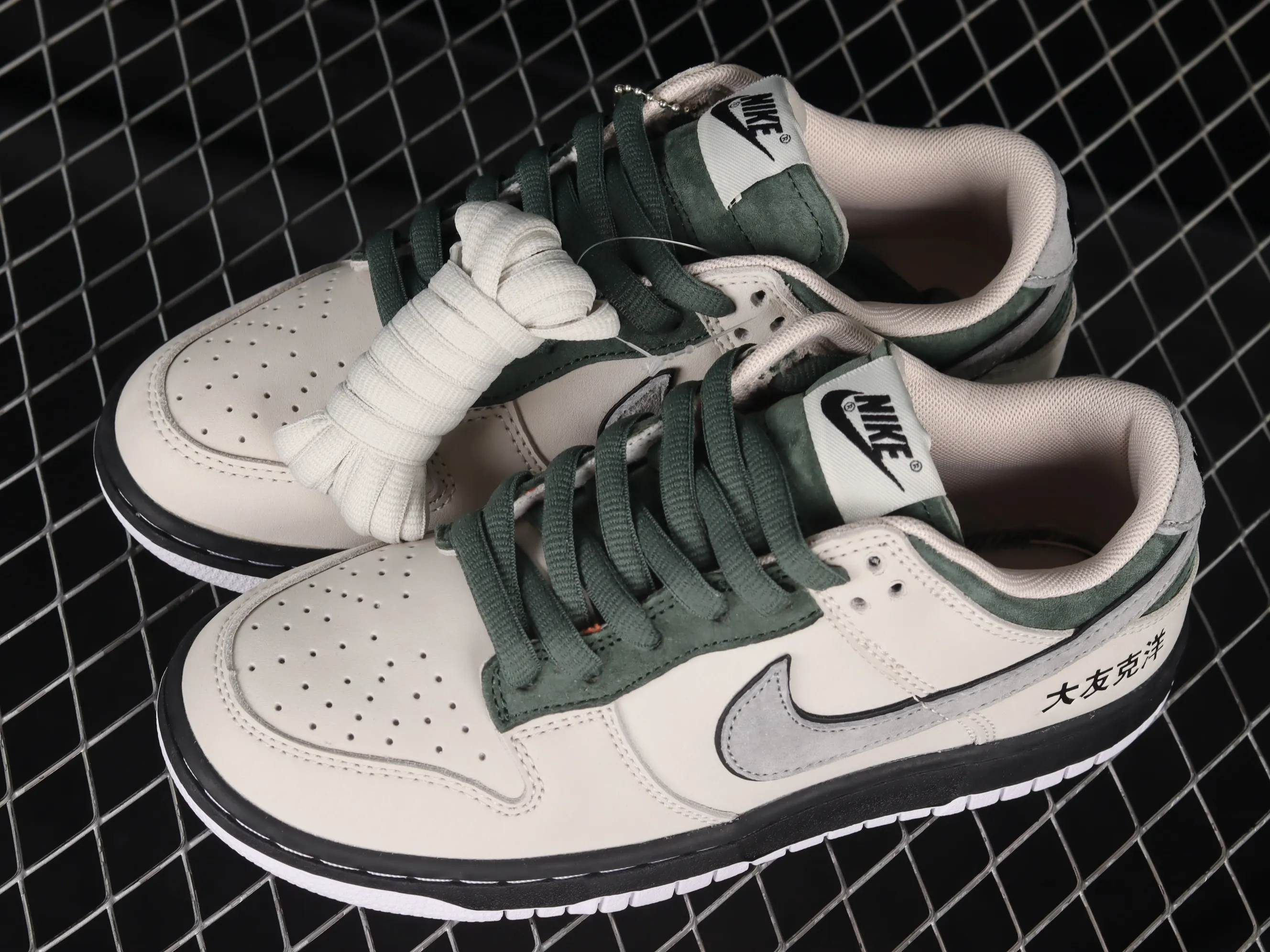 All Categories Nk SB Dunk Series Nk SB Dunk Low Low-top sneakers Otomo Katsuhiro x Nk SB Dunk Low "Steamboy OST" Otomo Katsuhiro co-branded SB low-top sports and leisure sneakers LP3445-002